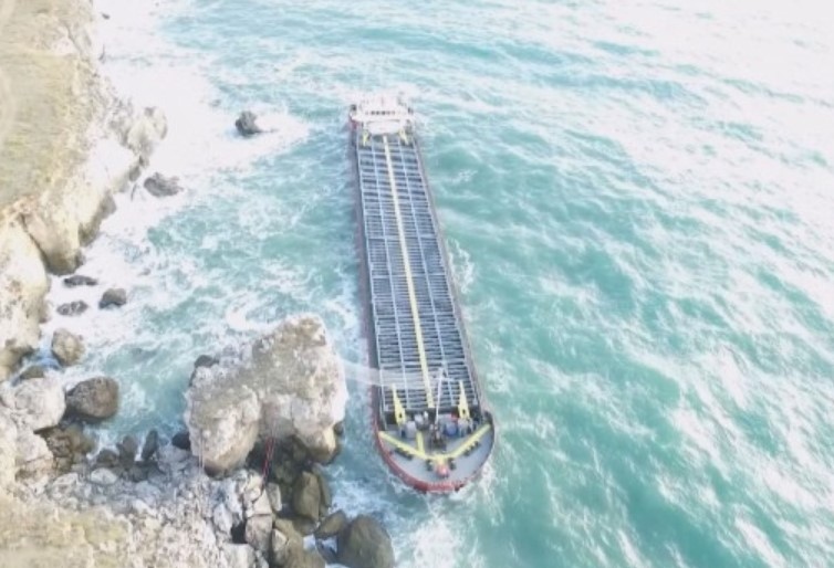 В радиус от 1 миля около заседналия товарен кораб Вера